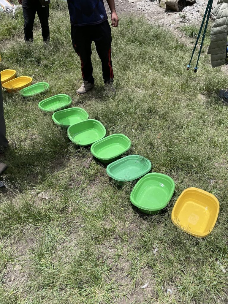 A line of wash basins set out by porters at a lunch stop on the Inca Trail
